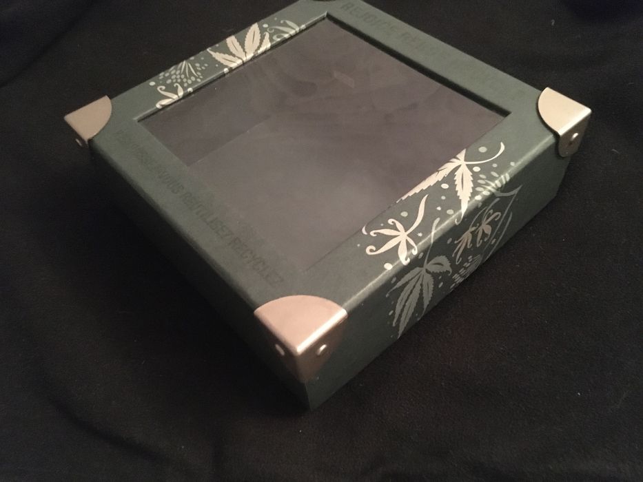 pudełko z szybką i okuciami