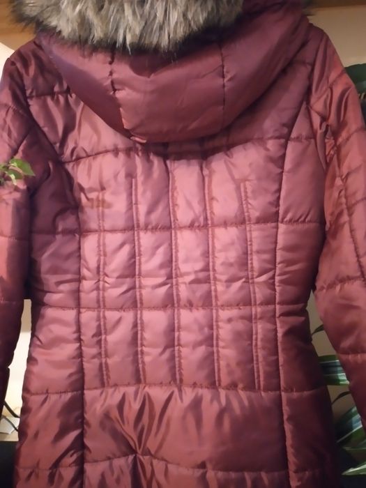 Kurtka modna i wygodna- zimowa z kapturem marki Orsay