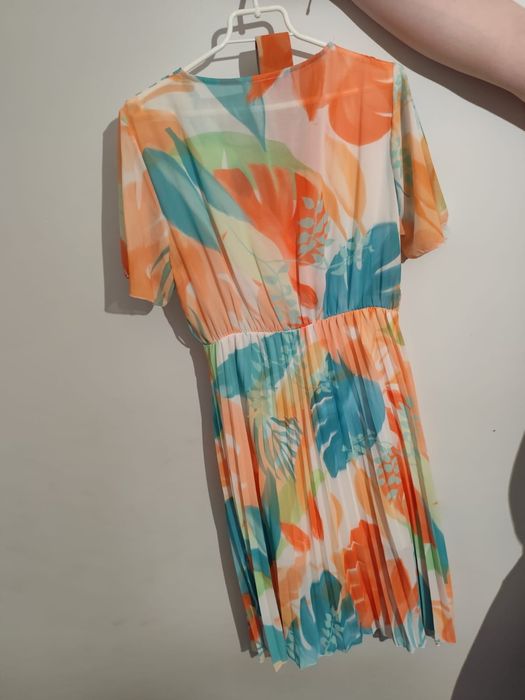 Kolorowa sukienka midi