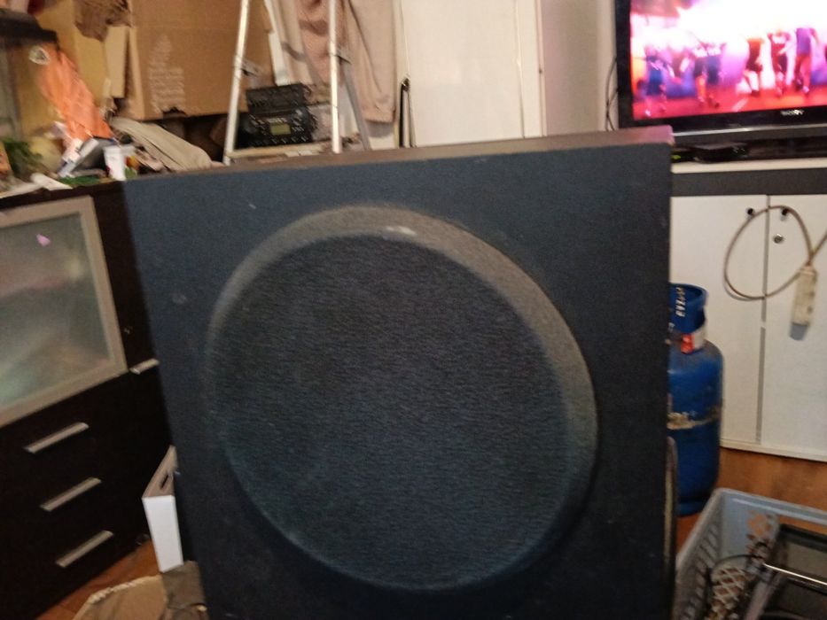 Głośniki widoczne na zdjęciach