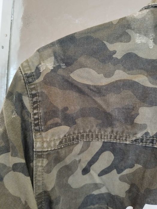 bluza roz. M color military z przetarciami ozdobnymi w różnych miejscach