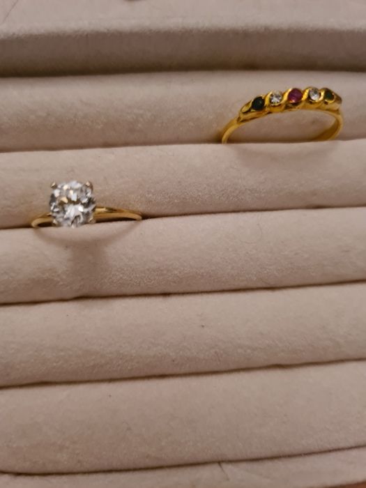 Colares, pulseiras, alfinetes e anéis