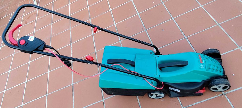 Cortador de relva bosch arm 32