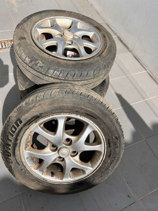 Jantes toyota  com pneus semi novos