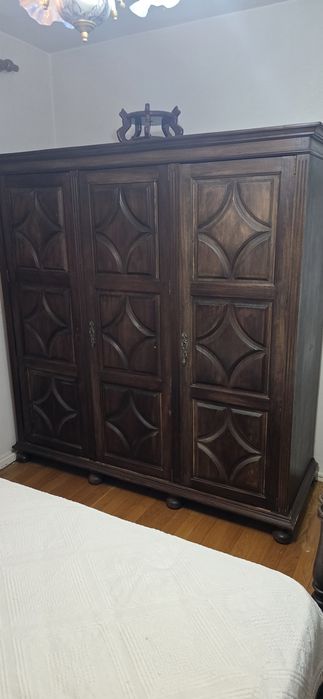 Quarto completo, cama, mesinhas, roupeiro, cómoda.  Madeira maciça