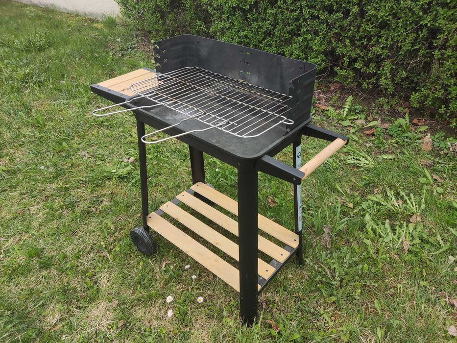 Grill węglowy na kółkach ze stolikiem