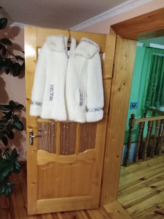 Продам красиву білу шубку.