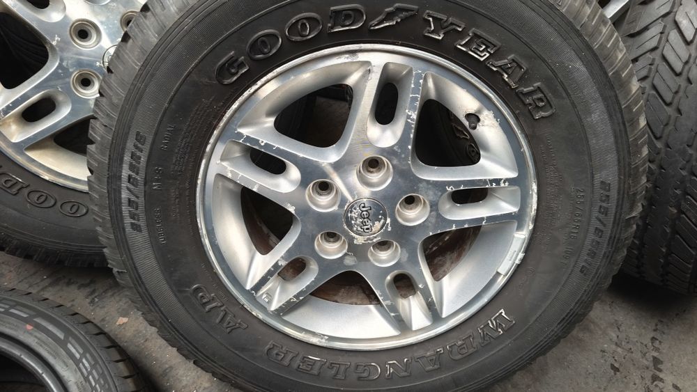 Pneus 255/65/16 + jantes