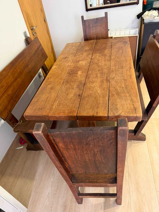 mesa de madeira nobre , para 7 pessoas, com duas cadeiras e 2 bancos