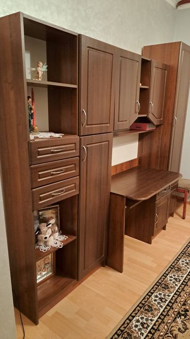 Меблі з письмовим столом