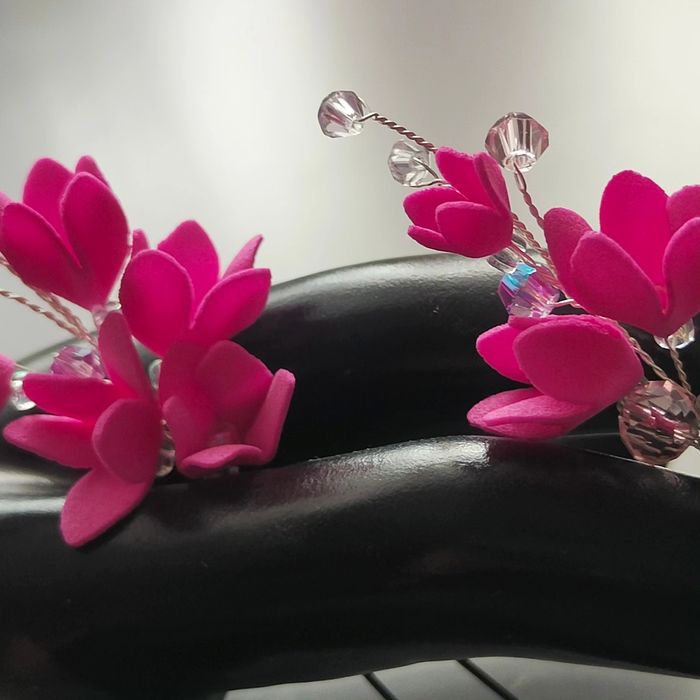 Ślubny komplet biżuterii w kolorze fuksji.