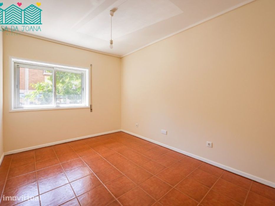 Apartamento T3 com Garagem Fechada em Esgueira