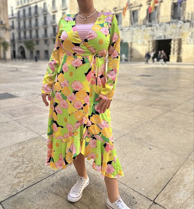 Liquorish kopertowa satyniwa sukienka w kwiaty falbana hiszpanka