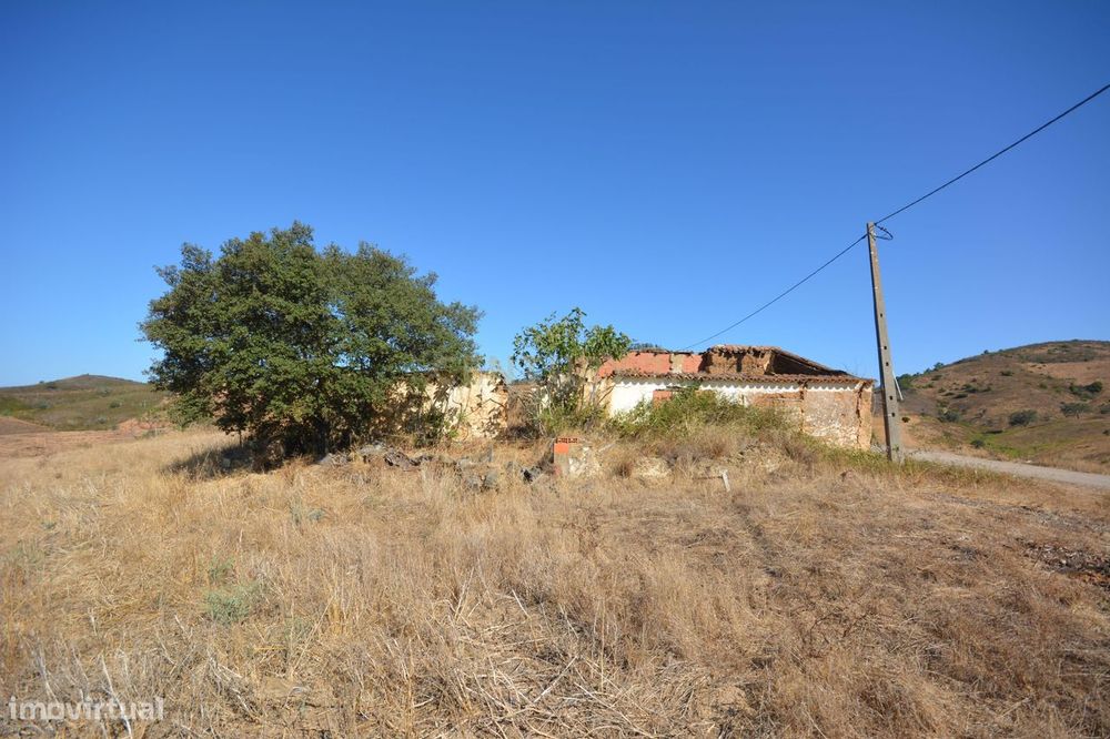 Propriedade com ruína em terreno com 49.360m2