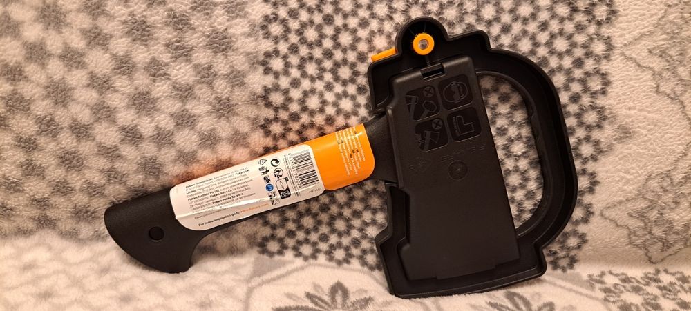 Nowa Siekiera Cieśielska Universalna Fiskars A5 Camping