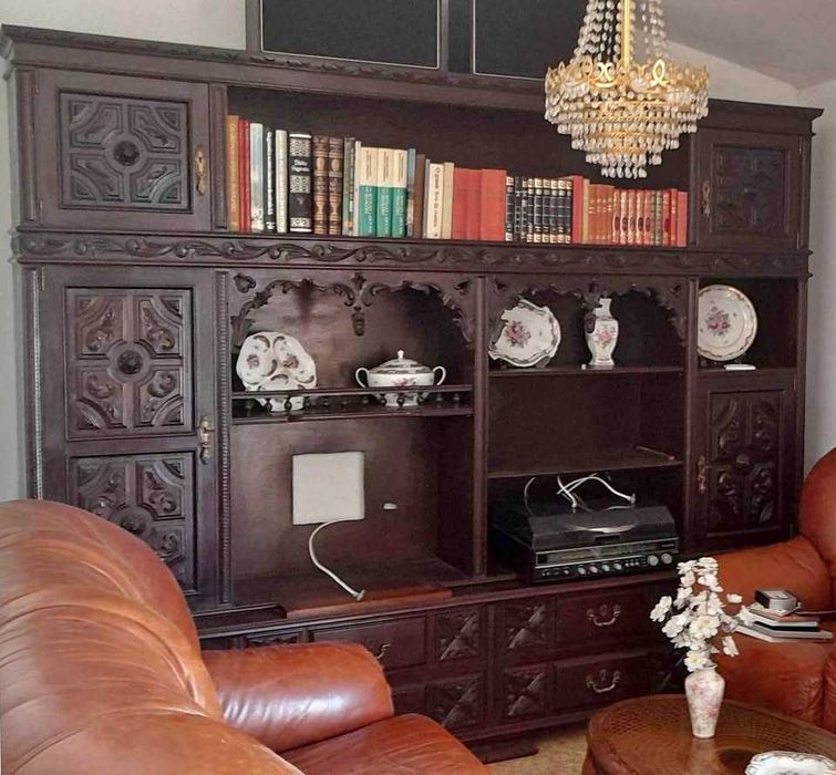 Móvel de sala castanho escuro
