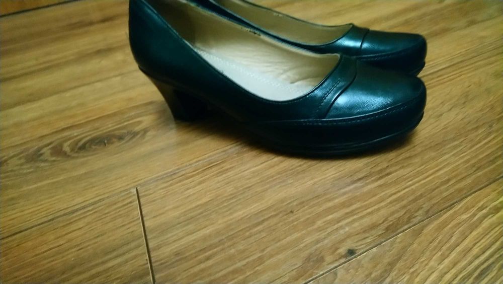 buty czarne r 37,5  na słupku