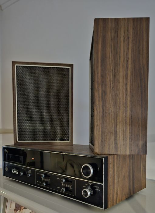 Aparelhagem dos anos 60 com radio e  cartuchos.