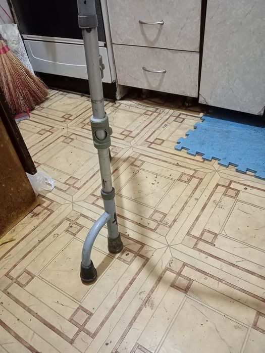 Ходунки для літніх або з інвалідністю людей