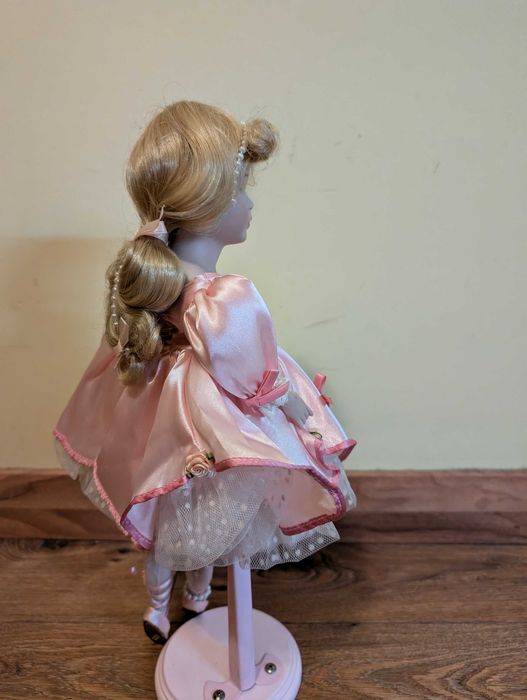Boneca bailarina em porcelana com suporte