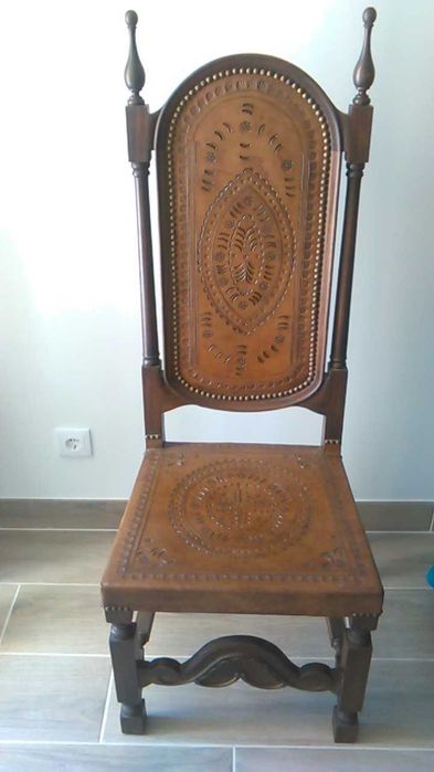 Cadeiras maciças com assento e encosto em pele (redução de preço)