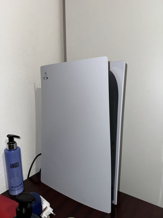 Playstation 5 com 4 comandos