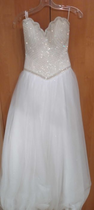 Piękna suknia ślubna z ręcznie zdobionym gorsetem