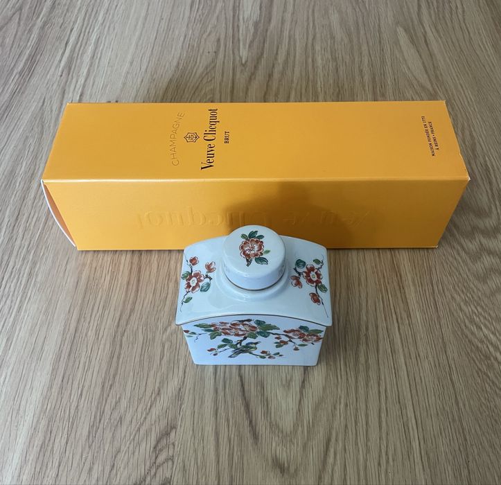 Peça de Decoração em Porcelana Pintada