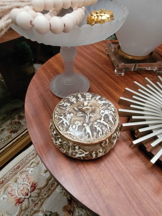 Peças decorativas antigas com velas perfumadas