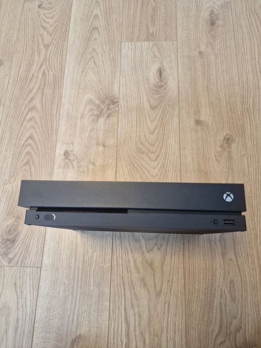 Xbox one  1 tb plus gra