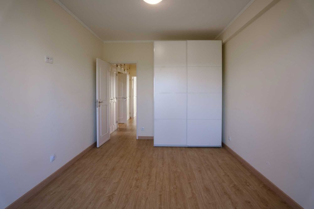 T3 renovado c/ garagem + carregamento elétrico (Metro C. Militar e Colombo)