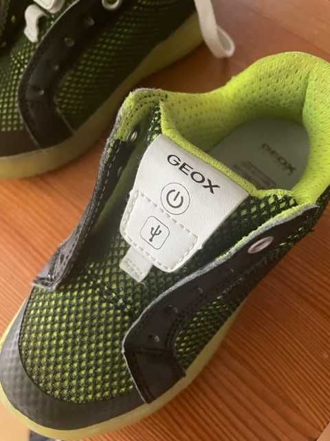 Демі ботинки geox із bluetooth розмір 28