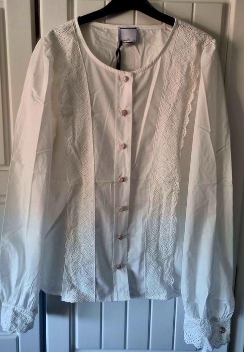 Camisa branca, manga comprida, com bordado inglês.  L