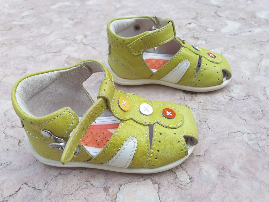 Sandálias para bébé tamanho 19