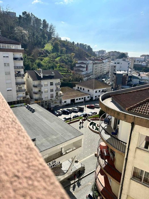 Apartamento T4, no centro de Seia