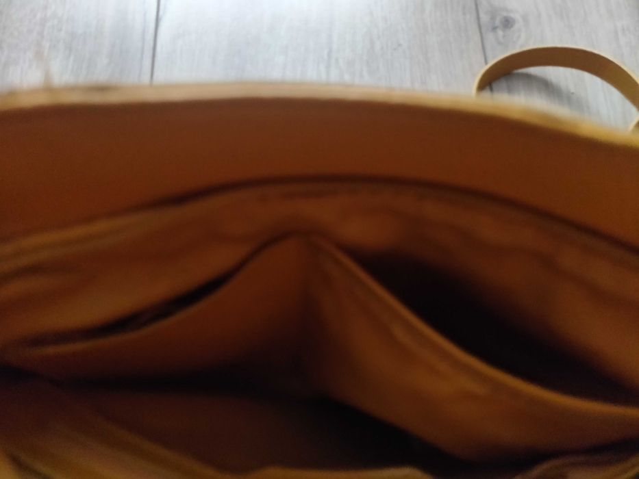 Кожаная сумка с вставками замши горчичного цвета 30х28х9 см.