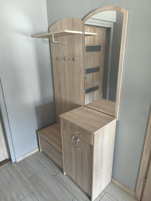 Szafka z lustrem do korytarza