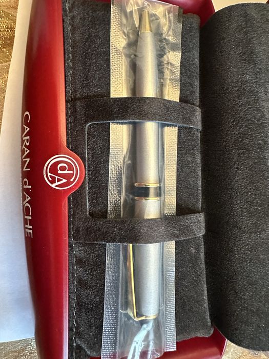 Нова кулькова ручкаCaran d'Ache шариковая ручка