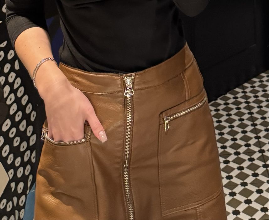 Шкіряна міні-юбка коричнева з кишенями