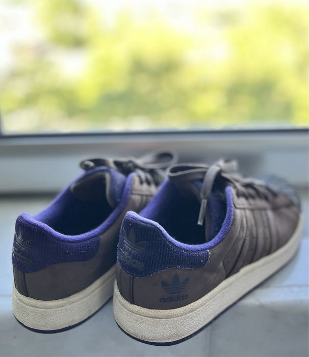 Adidas em castanho e roxo tamanho 36.