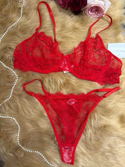 Seksowny komplet bielizny koronkowej – Stringi i Biustonosz