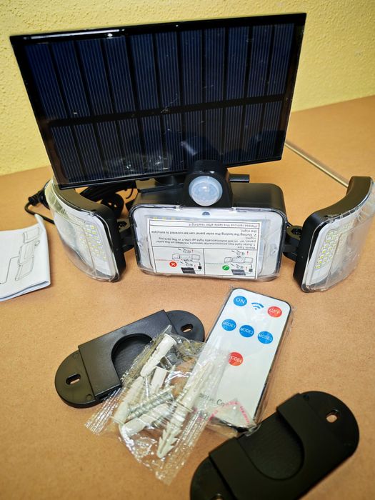 Projetor Solar 224 LED de 3 Cabeças – 1600 Lúmenes – Novo