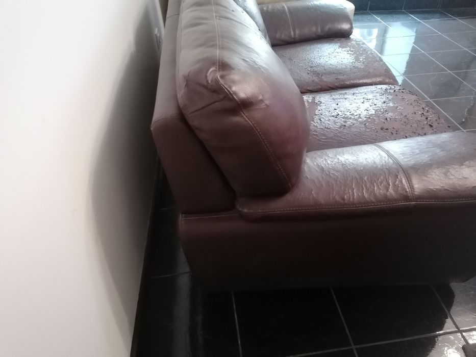 Vendo sofá de 2 lugares em pele de boa qualidade , precisa ser forrado ou utilizar uma coberta