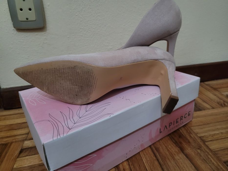 Sapatos de salto em bege