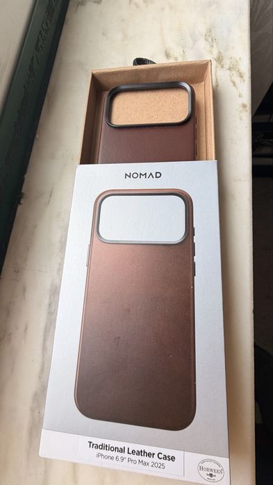 Capa em pele para iphone 17 pro max da marca NOMAD