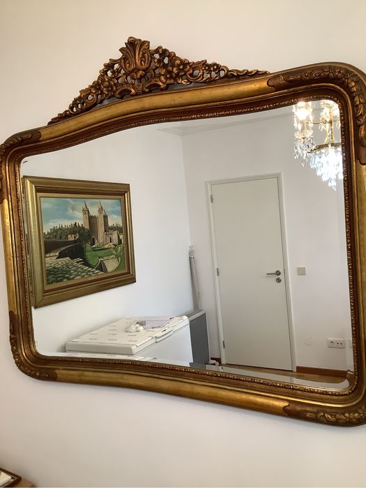 Espelho de paredede estilo antigo com moldura em tom envelhecido