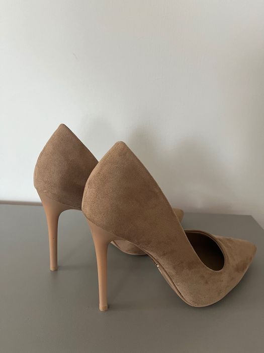 Klasyczne szpilki beżow