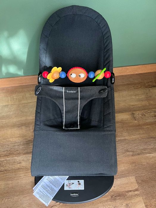 Espreguiçadeira BabyBjörn Bouncer (0–2 anos) + Brinquedo