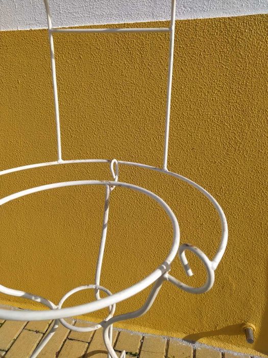 Lavatório antigo em ferro pintado de branco, só estrutura