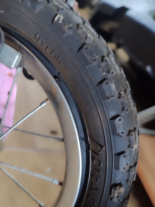 2 por preço uma Bicicleta criança pequena precisa limpeza encher pneu